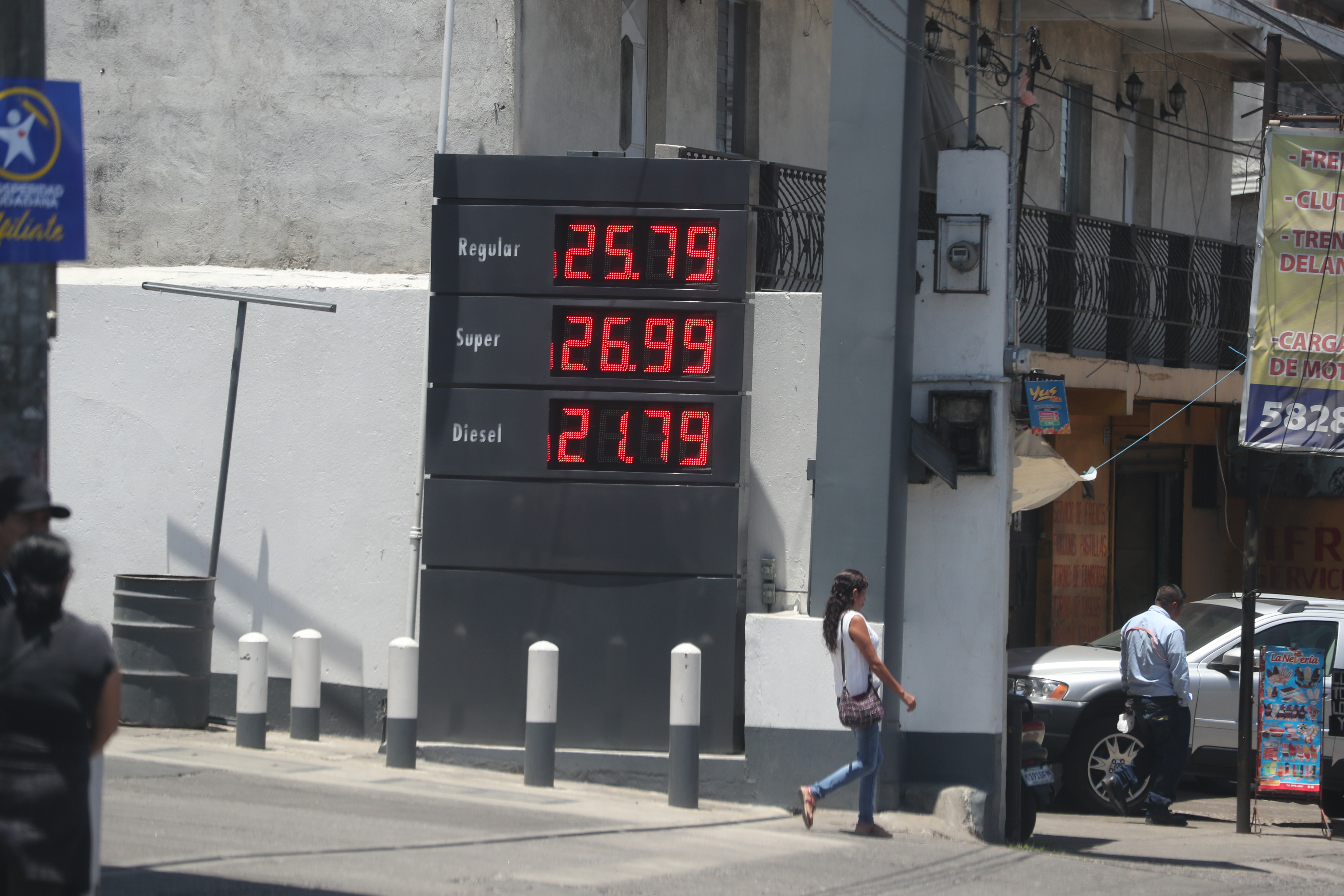 El precio del galón de gasolina superior y regular registraron nuevo incremento durante los últimos días en el mercado local. (Foto Prensa  Libre: Érick Ávila) 