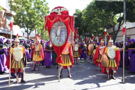 El escuadrón de romanos de San José es el que abre el cortejo procesional y porta las estaciones del viacrucis. 