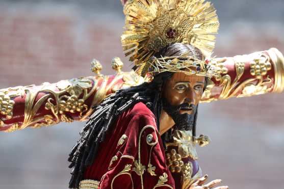 El Rey del Universo sale en procesión el primer jueves de Cuaresma, también. 