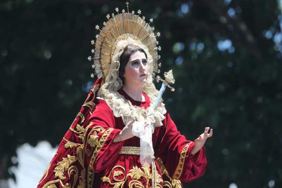 La Virgen vistió una tunicela de color rojo con detalles dorados. 