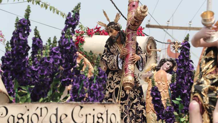 Nazareno de las Tres Potencias recorre calles de la ciudad de Guatemala y es observado por miles de fieles. (Foto Prensa Libre: Juan Diego González). 
 
