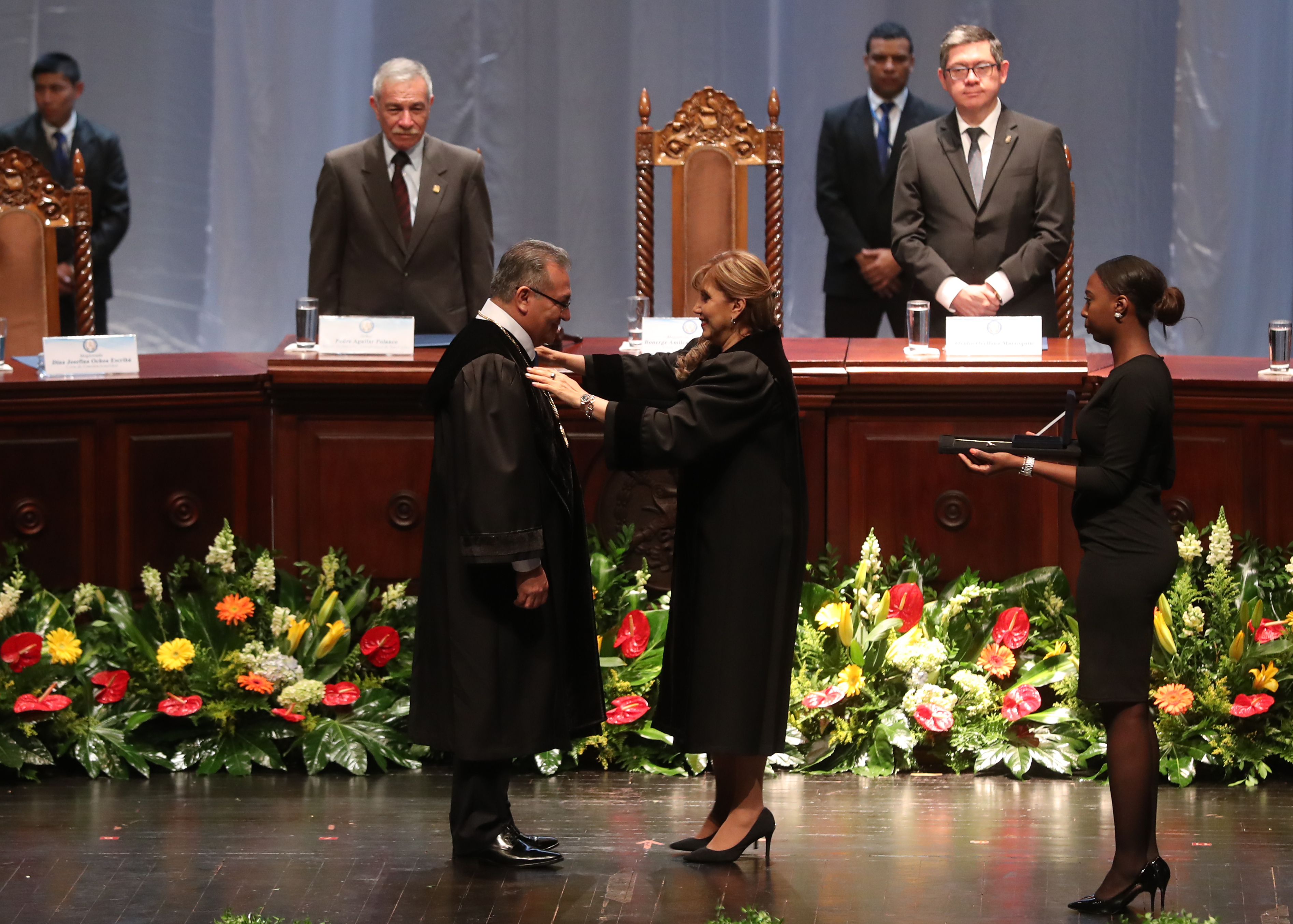 La magistrada de la Corte de Constitucionalidad, Dina Ochoa coloca los distintivos al magistrado Bonerge Mejía de presidente de la Corte de Constitucionalidad. (Foto Prensa Libre: Esbin García)