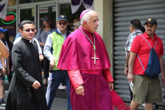 Monseñor Raúl Martínez, administrador apostólico de Guatemala, recorrió el lugar para observar el trabajo. Foto Prensa Libre: Óscar Rivas