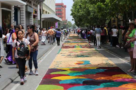 Las personas terminaron la alfombra alrededor de las 9 de la mañana. Foto Prensa Libre: Óscar Rivas