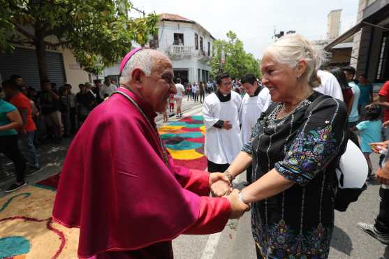 Monseñor Raúl Martínez agradeció a las personas que elaboraron el trabajo. Foto Prensa Libre: Óscar Rivas