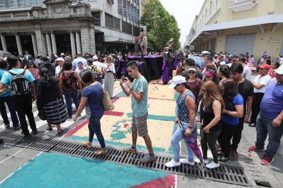 Varias personas acudieron al Paseo de la Sexta, zona 1, para observar y fotografiar la alfombra de aserrín. Foto Prensa Libre: Óscar Rivas
