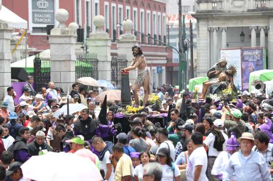 Frente a Catedral Metropolitana la multitud se aglomeró para poder observar a las imágenes. Foto Prensa Libre: Óscar Rivas