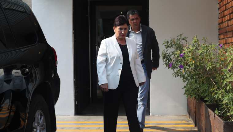 Thelma Aldana, candidata presidencial proclamada por el Movimiento Semilla, y José Carlos Marroquín, miembro de su equipo de campaña. (Foto Prensa Libre: Hemeroteca PL)