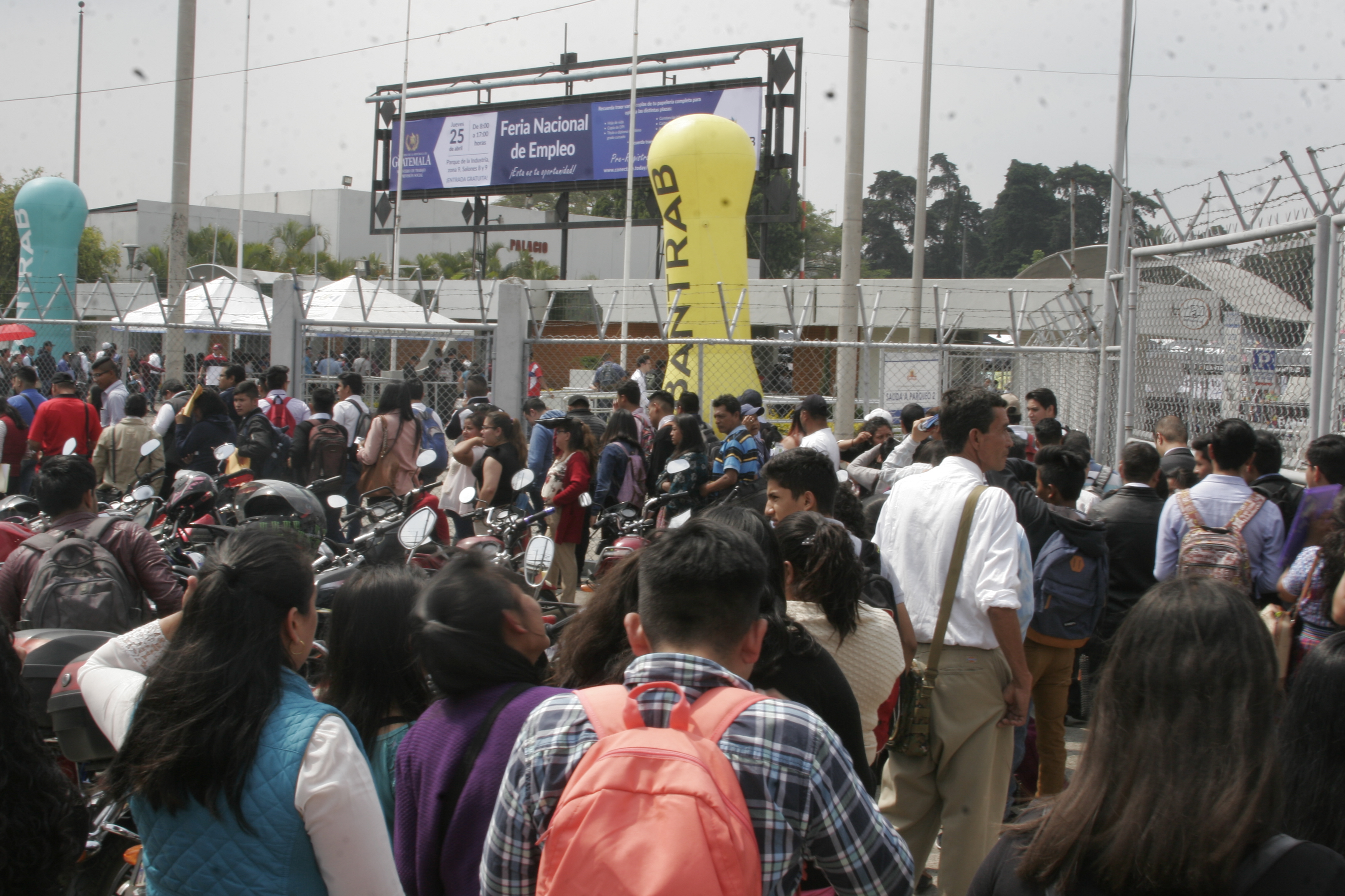Miles de candidatos acudieron al Parque de la Industria donde más de 80 empresas ofrecieron 8 mil plazas de trabajo en sectores de banca de comercio, call center, industria, restaurantes, entre otros. (Foto Prensa Libre: María Reneé Barrientos)