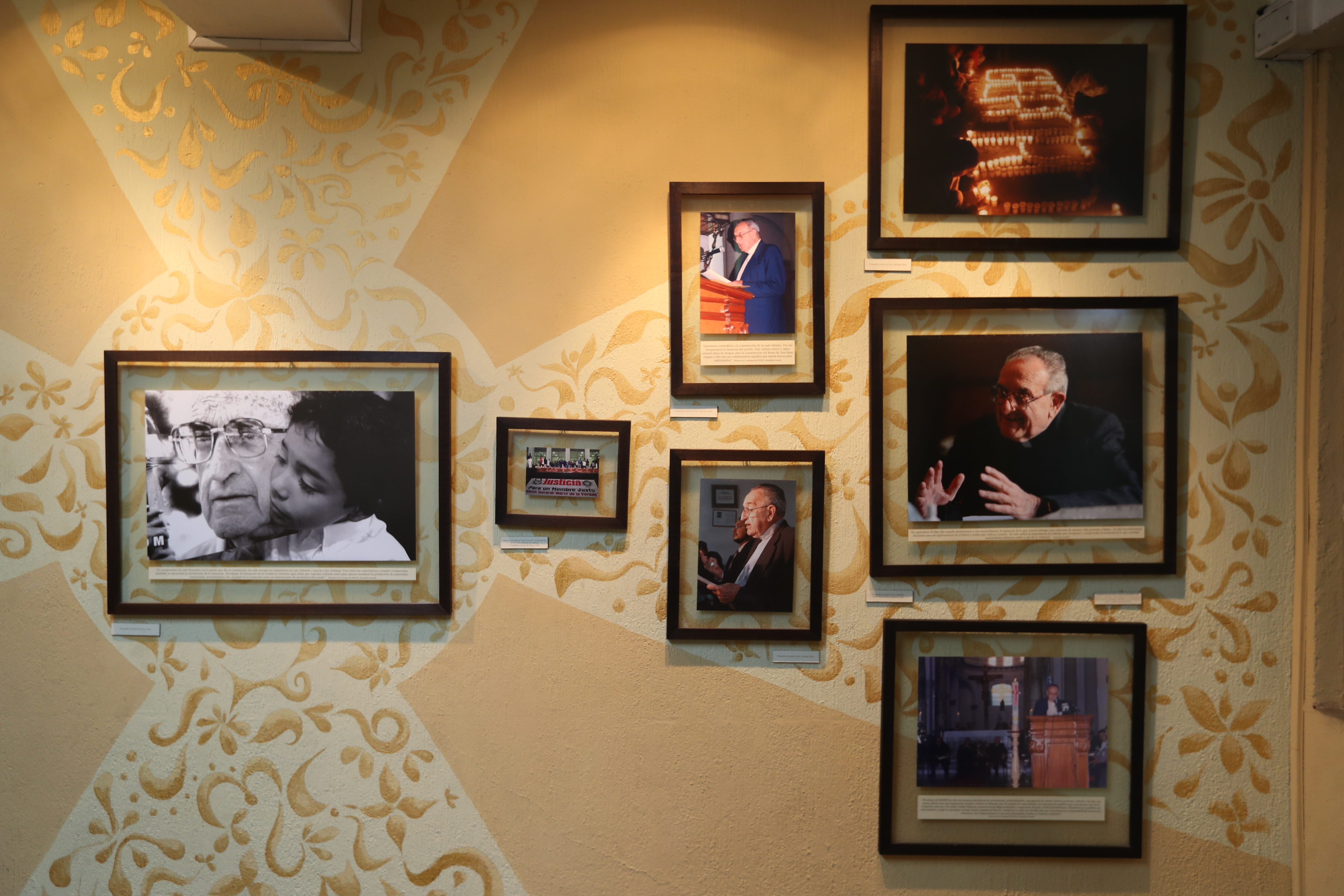 En el mural Memoria Viva hay exposición de fotos de Monseñor Gerardi. 