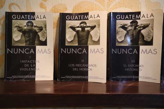 Monseñor Juan Gerardi entregó el informe de la Recuperación de la Memoria Histórica, REMHI, el 24 de abril de 1998 en Catedral.