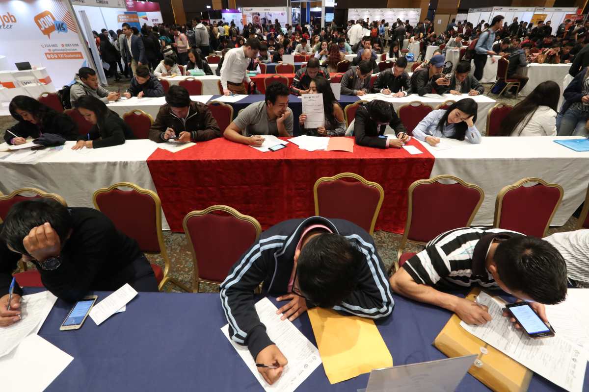 Cada año deja una brecha de unos 110 mil jóvenes que no logran emplearse en el sector formal, según el Mintrab. (Foto Prensa Libre: Hemeroteca PL)