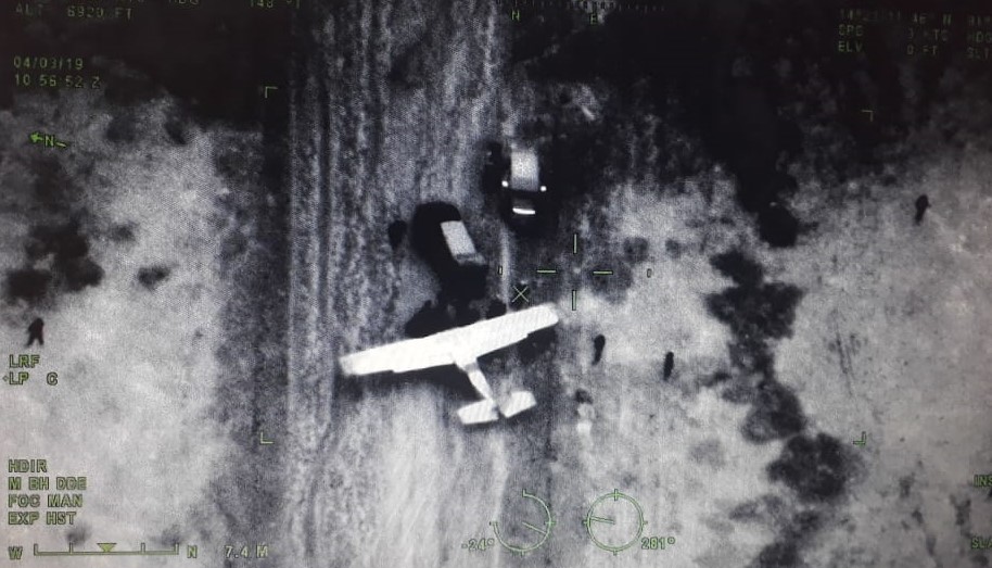 Esta es una de las fotografías que captaron aeronaves del Ejército y se ve cuando vehículos se acercan a una avioneta que aterrizó sin autorización. (Foto Prensa Libre: Cortesía) 