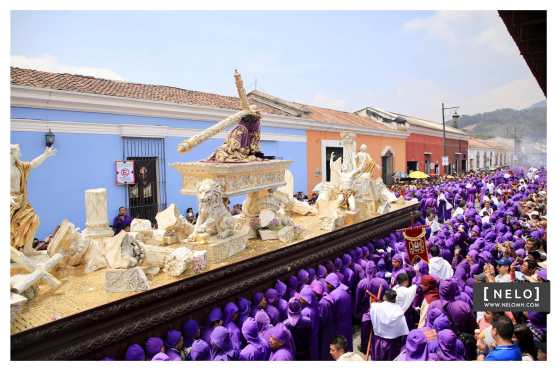 El adorno de las andas fue elaborado por Juan Carlos Pérez, altarero de muchos cortejos procesionales. Foto Prensa Libre: Nelo Mijangos
