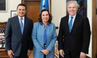 Luis Almagro, jefe de la OEA, con el binomio presidencial de la UNE, Sandra Torres y Carlos Raúl Morales. (Foto Prensa Libre: Tomada de Twitter) 