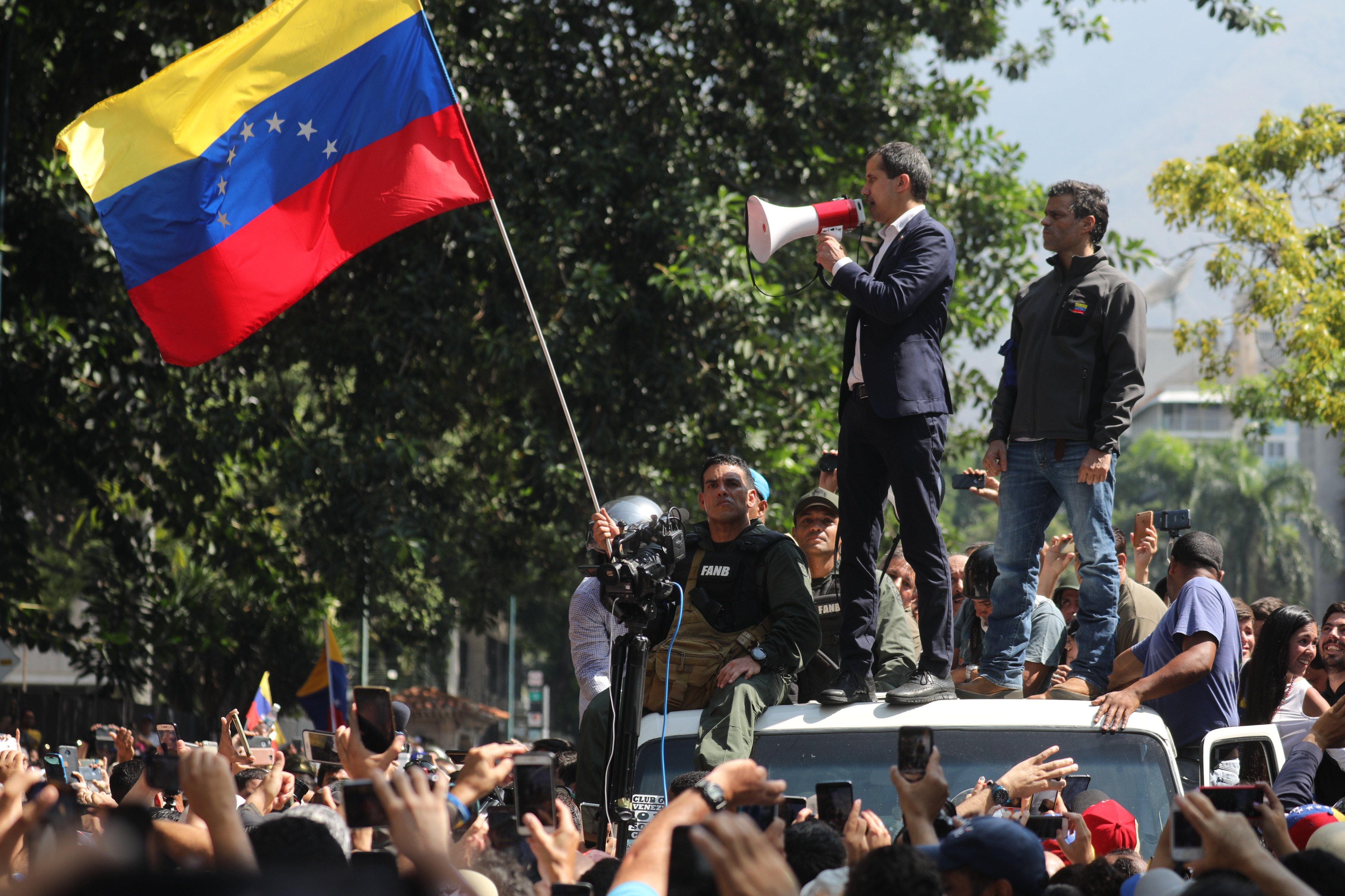 El presidente de la Asamblea Nacional, Juan Guaidó, y el líder opositor Leopoldo López participan en una manifestación en apoyo a su levantamiento. (Foto Prensa Libre: EFE)
