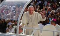 La Santa Sede anunció este sábado 27 de abril la donación del papa Francisco en favor de los migrantes. (Foto Prensa Libre: EFE). 