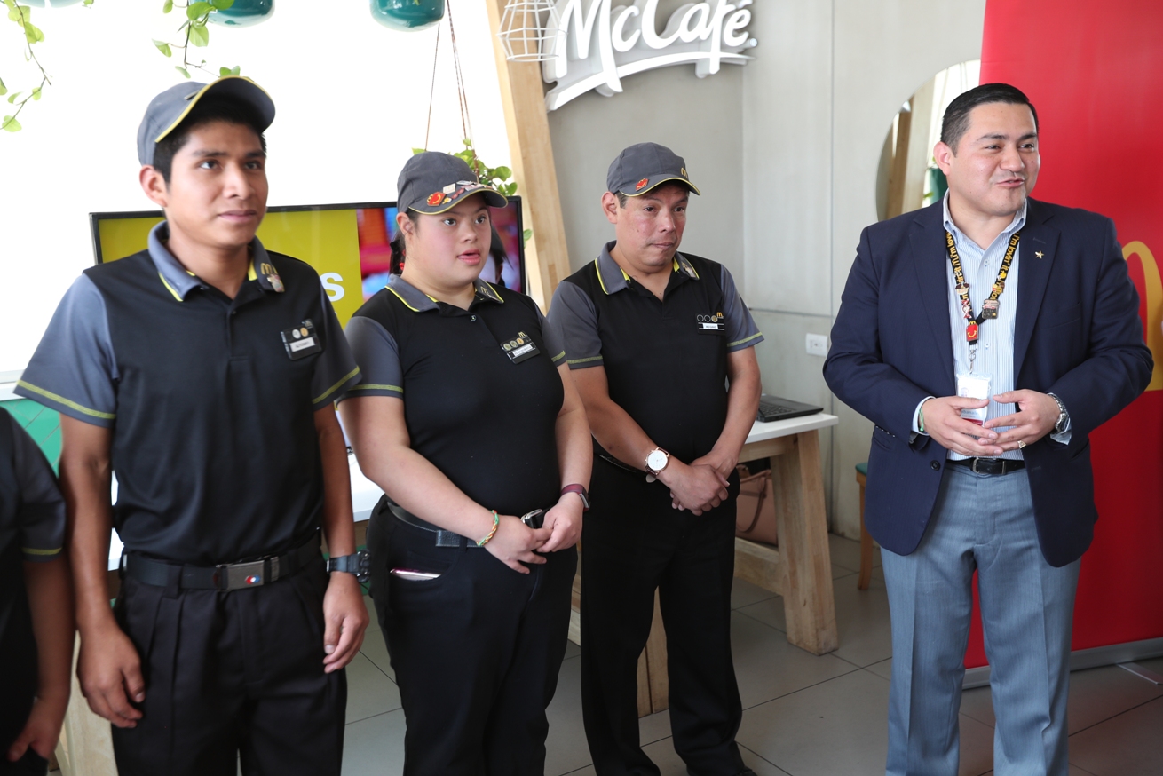 Los tres trabajadores recibieron un reconocimiento por el aporte que dan a la empresa. (Foto Prensa Libre: María Longo)  