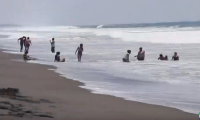 Cientos de personas visitarán la playa de Monterrico en esta Semana Santa. (Foto Prensa Libre: Imagen tomada de video de Guatevisión). 
