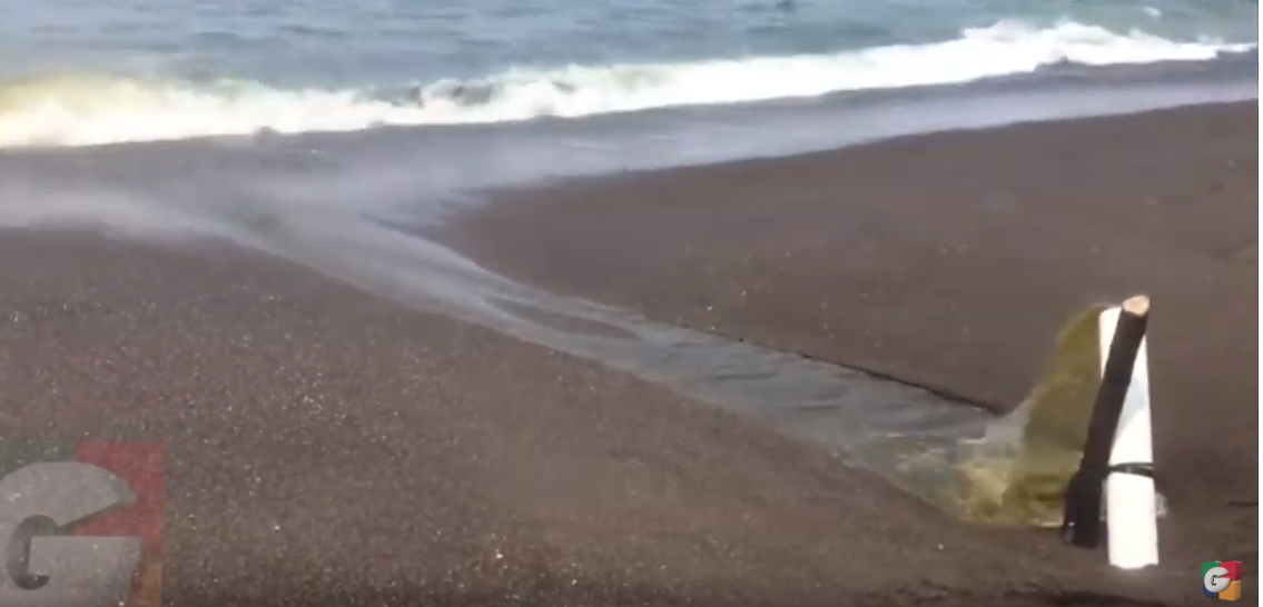 Advierten sobre riesgos para la salud al nadar en playa de Monterrico contaminada con aguas negras