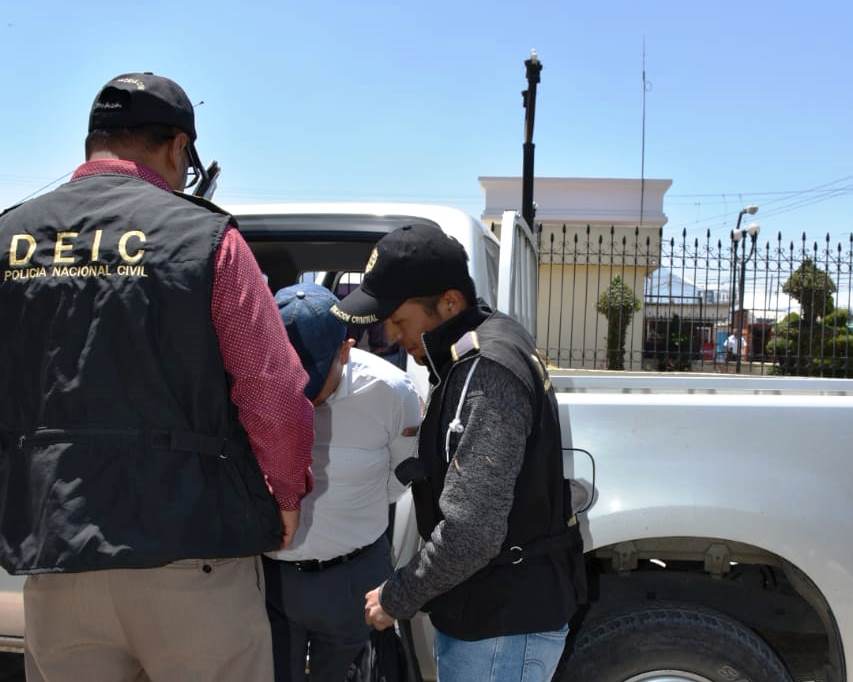 Investigadores de la Policía Nacional Civil trasladan al pastor evangélico al Complejo Regional de Justicia en Quetzaltenango. ( Foto Prensa Libre) 