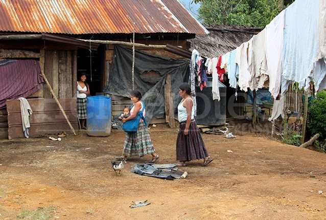 Según el Índice de Pobreza Multidimensional los guatemaltecos están privados de no menos 8  indicadores de 17 que se establecieron para hacer esta medición. (Foto Prensa Libre: Hemeroteca PL)