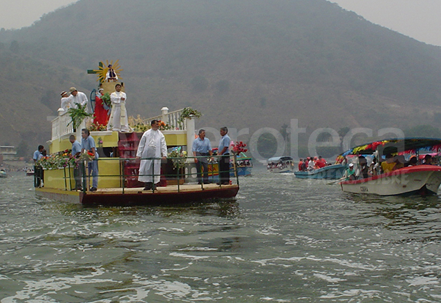 Una de las actividades más importantes de la feria es la procesión acuática con la imagen del Niño Dios de Amatitlán. (Foto Prensa Libre: Hemeroteca PL). 