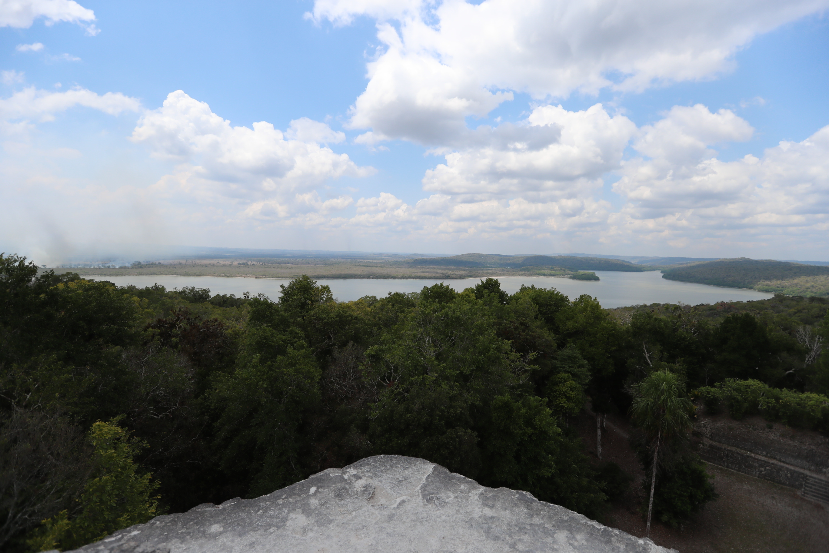 Vista de la laguna del Parque Nacional Yaxhá desde el templo de las Manos Rojas. (Foto Prensa Libre: Oscar Fernando García).

