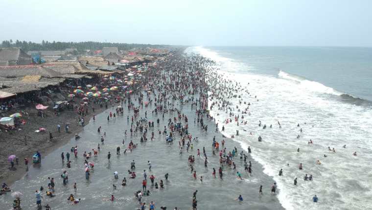 Miles de personas viajaron a las diferentes playas del país durante la Semana Santa. (Foto, Prensa Libre: Rolando Miranda).