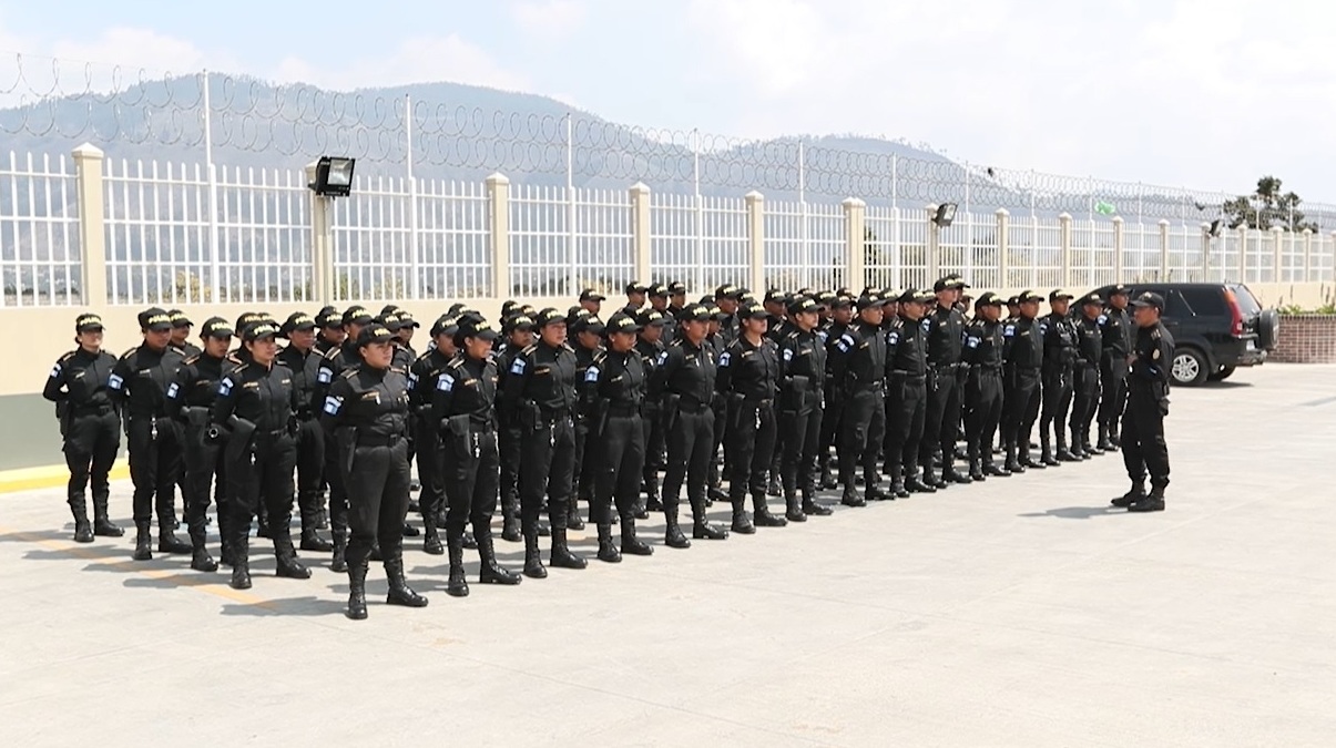 Desde esta semana la PNC en Quetzaltenango tiene 75 agentes más, 40 hombres y 35 mujeres. (Foto Prensa Lilbre: María Longo) 