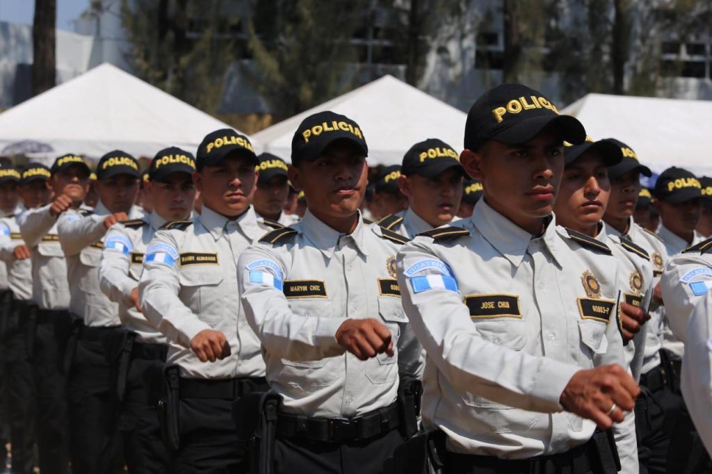 Tres mil 160 nuevos policías fueron graduados en la última semana, pero no hay información sobre el origen del armamento que usarán. (Foto Prensa Libre: Hemeroteca PL) 