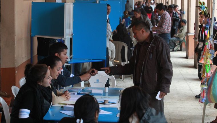 Realizar alianzas políticas para el próximo evento de votación parece complicado para los partidos políticos. (Foto Prensa Libre: Hemeroteca PL)
