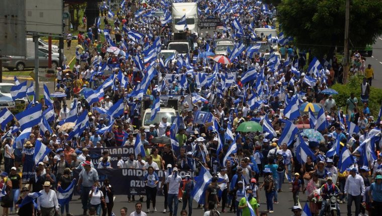 En abril del 2018 se agravó la crisis socio-política en Nicaragua. Surgieron enfrentamientos armados y protestas pacíficas. (Foto Prensa Libre: AFP)