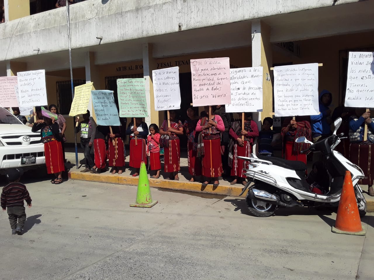 Pobladores de Antigua Xonca se manifiestan frente a la comuna de Nebaj para desconocer a autoridades indígenas. (Foto Prensa Libre: Héctor Cordero). 