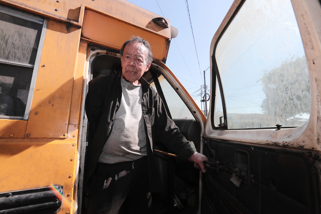 Juan Pablo Figueroa Alfaro baja del bus en el que vivió durante un año (Foto Prensa Libre: Juan Diego González).