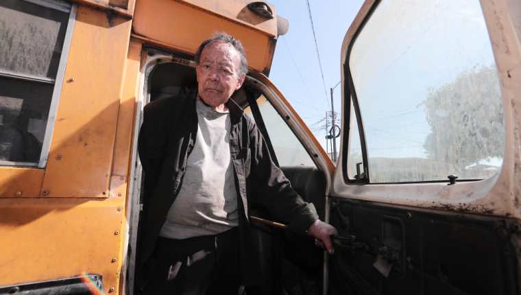 Juan Pablo Figueroa Alfaro baja del bus en el que vivió durante un año (Foto Prensa Libre: Juan Diego González).