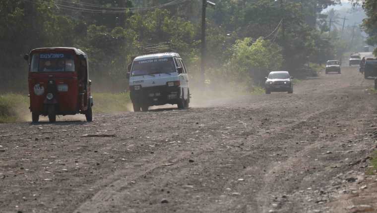 El mantenimiento de caminos rurales era uno de los servicios que las comunas le adjudicaban a la empresa de Alfaro. (Foto Prensa Libre: Hemeroteca PL)