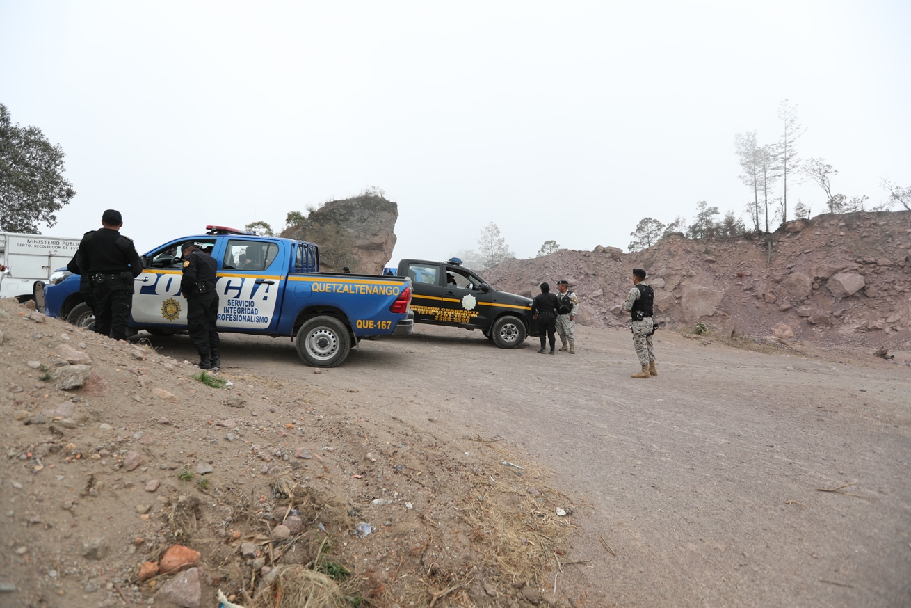 Personal del MP y agentes de la PNC llegaron a las área donde funcionan varias mineras en Quetzaltenango. (Foto Prensa Libre: María Longo) 