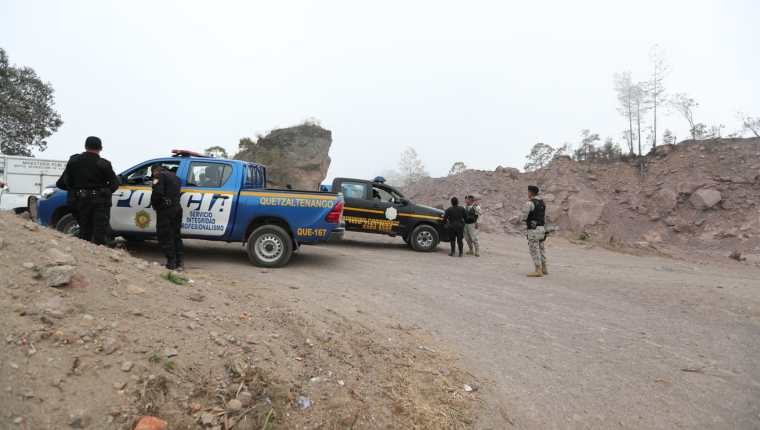 Personal del MP y agentes de la PNC llegaron a las área donde funcionan varias mineras en Quetzaltenango. (Foto Prensa Libre: María Longo) 