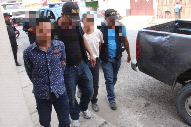 Padre e hijo señalados de crimen son custodiados por la PNC en Chiquimula. (Foto Prensa Libre: PNC).