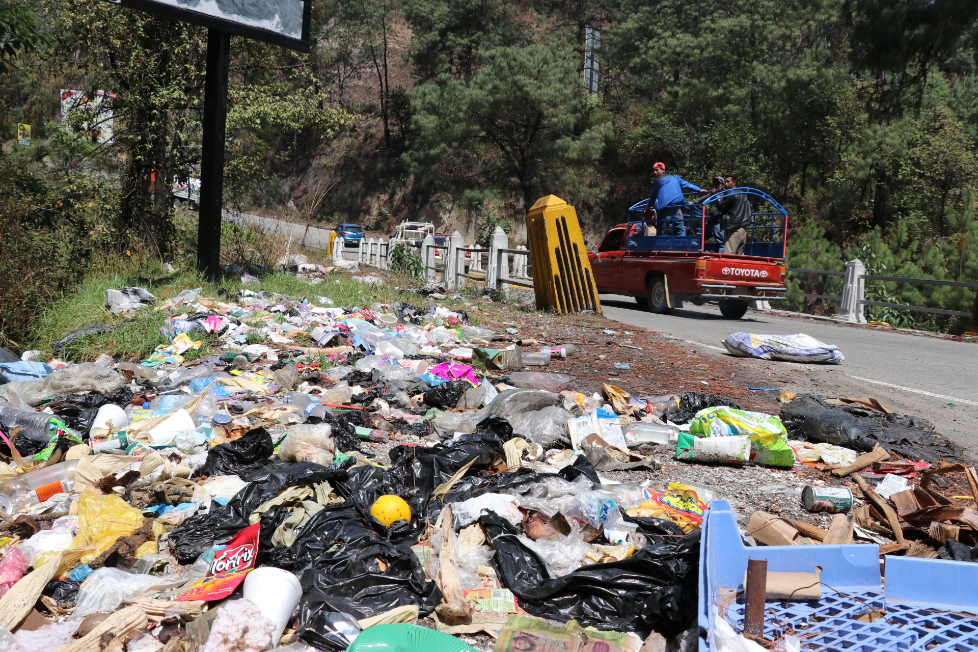 En algunas partes de la carretera la basura se encuentra en grandes cantidades, (Foto: Prensa Libre: Héctor Cordero).