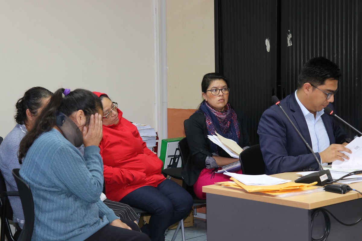 Tres mujeres sindicadas por casos especiales de estafa rinden su primera declaración asistidas por sus abogados defensores. (Foto Prensa Libre: Julio Sicán)