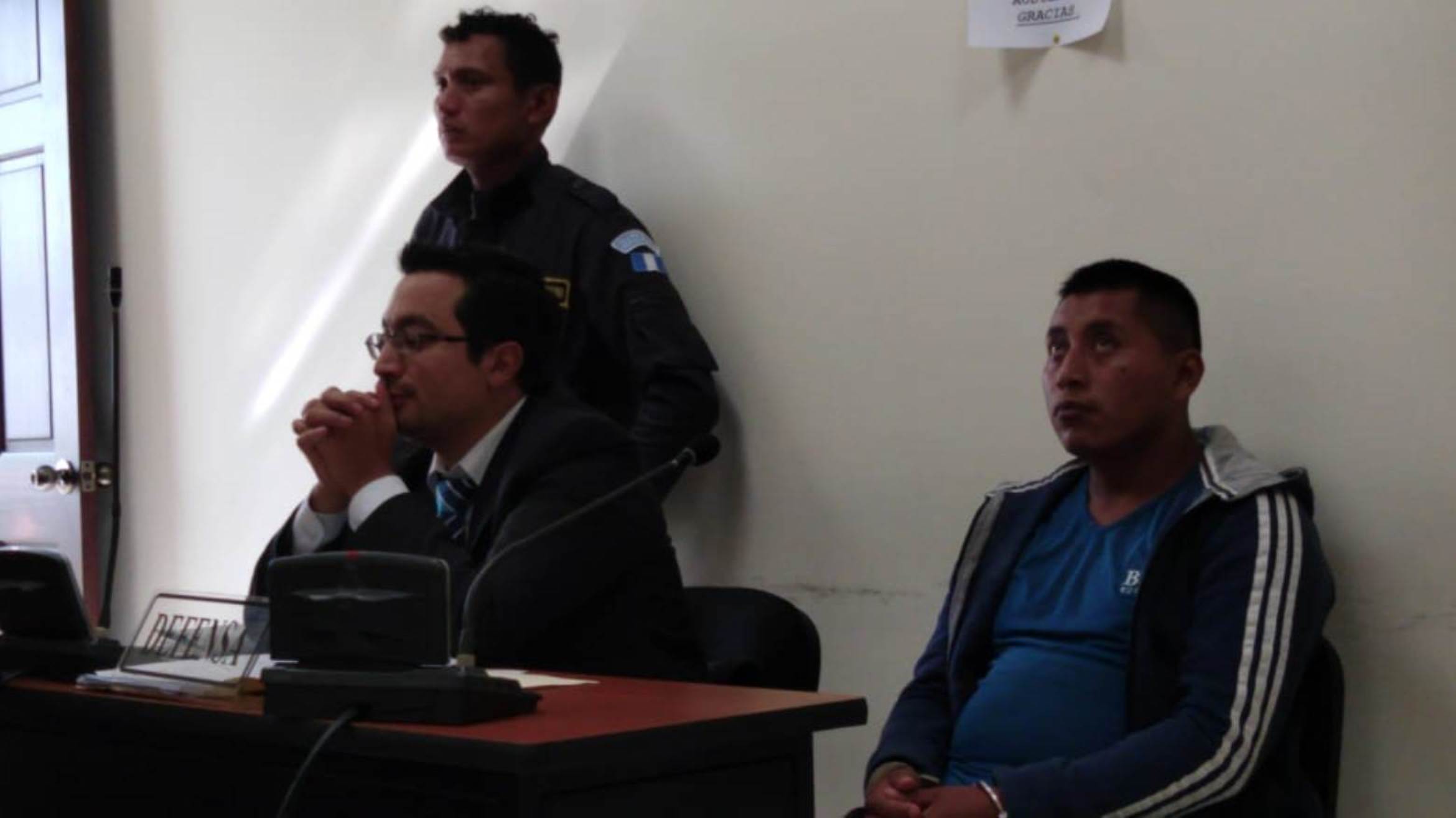 Juan Cotoc Cotoc junto a su abogado defensor en el Juzgado de Femicidio de Quetzaltenango. (Foto Prensa Libre: María Longo) 