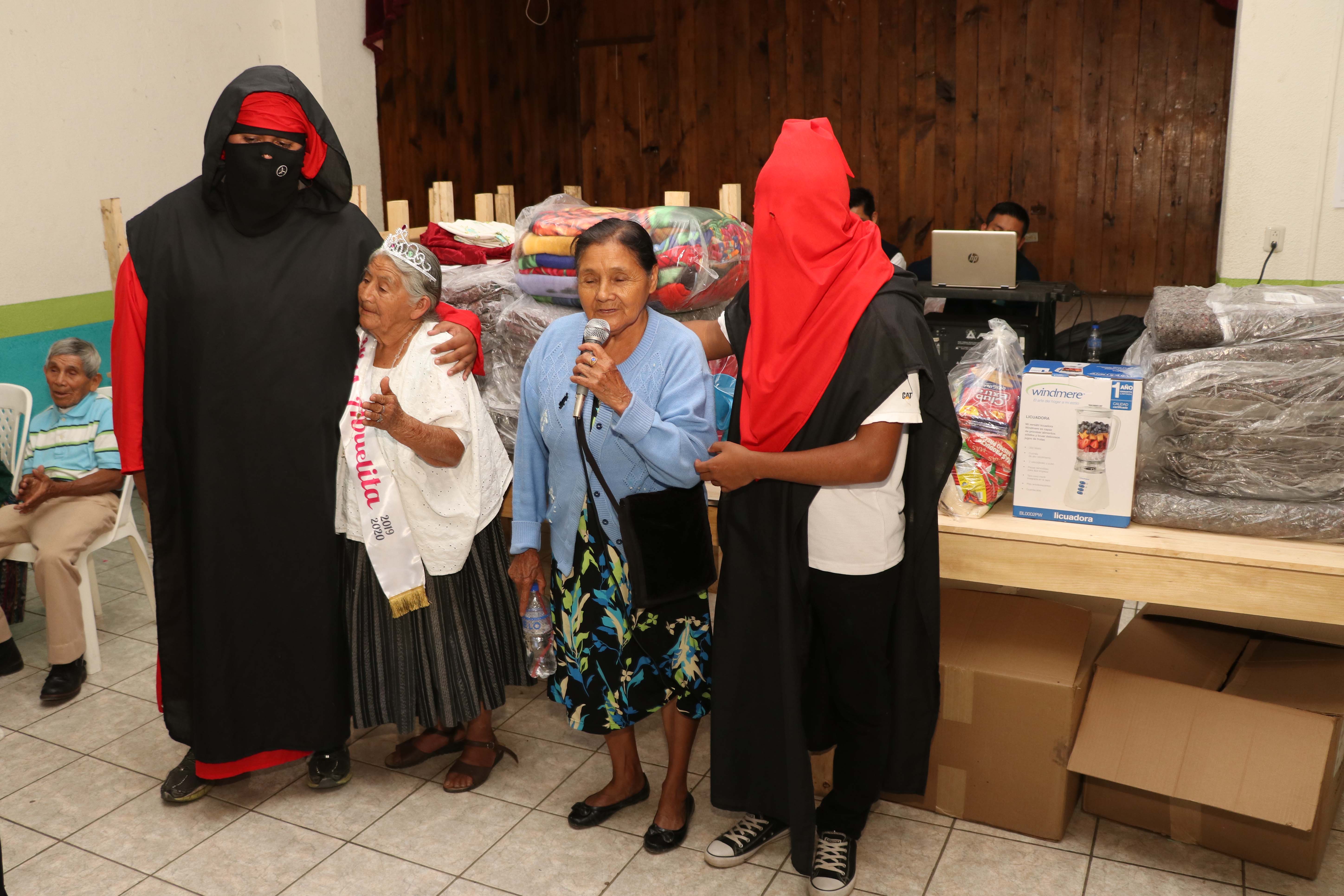 Dos de las beneficiadas con el Programa del Adulto Mayor agradecen a los estudiantes la ayuda recibida. (Foto Prensa Libre: Eduardo Sam). 