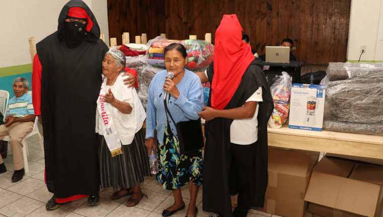 Dos de las beneficiadas con el Programa del Adulto Mayor agradecen a los estudiantes la ayuda recibida. (Foto Prensa Libre: Eduardo Sam). 