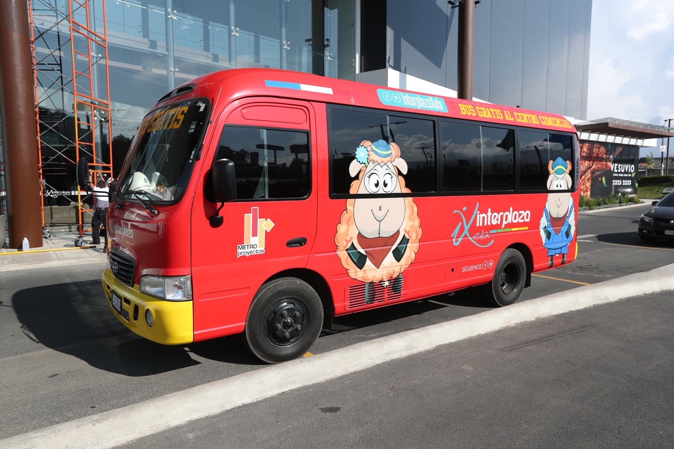 Este es el autobús que transportará gratis a los clientes. (Foto Prensa Libre: María Longo) 