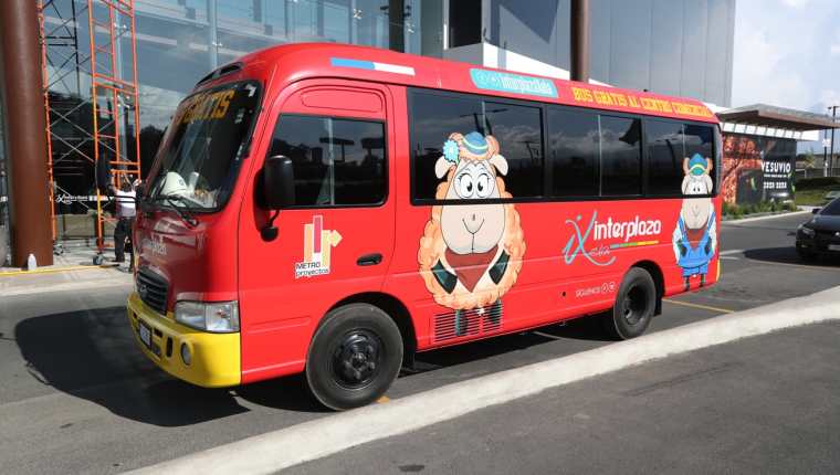 Este es el autobús que transportará gratis a los clientes. (Foto Prensa Libre: María Longo) 