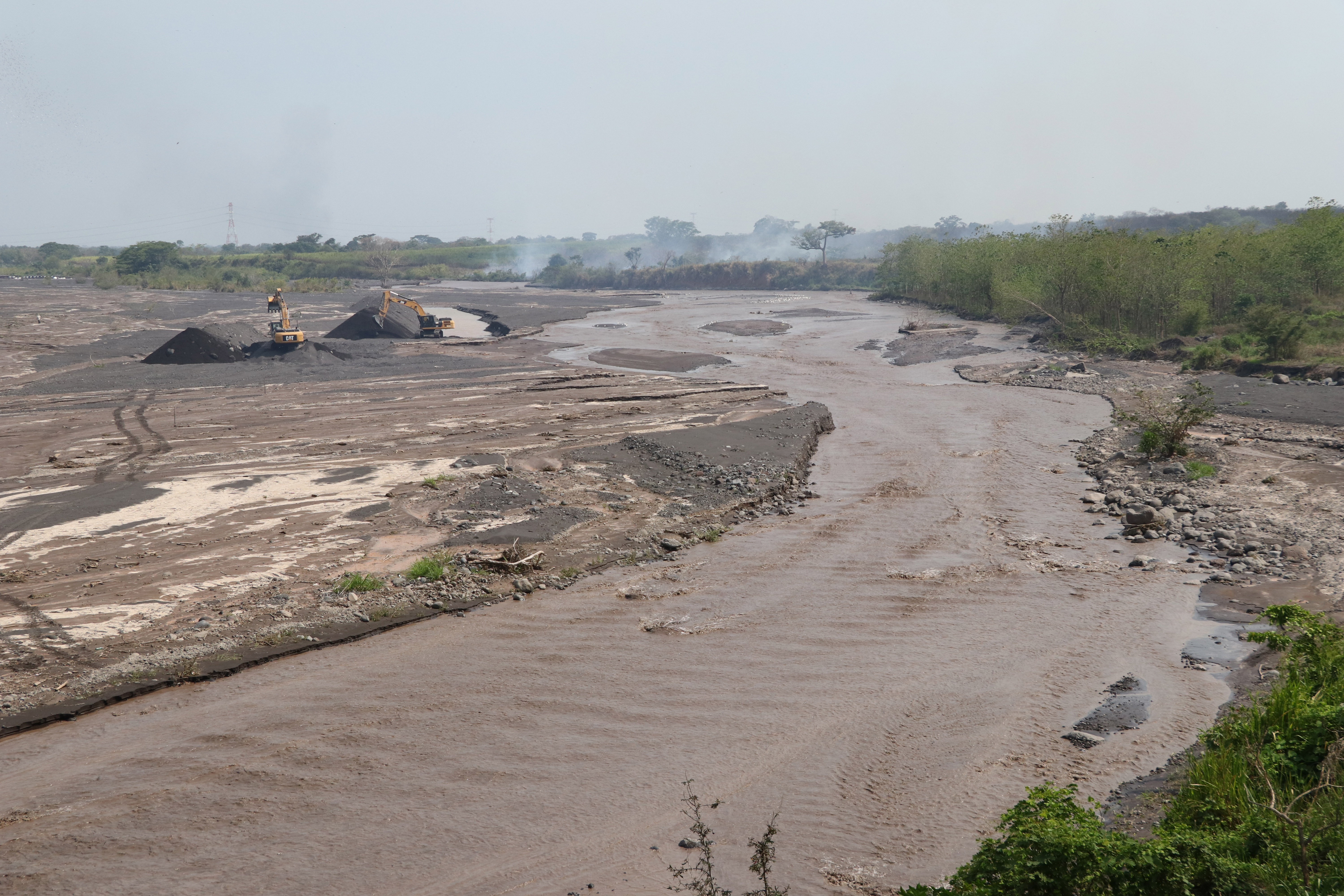 La barranca El Jute ha sido afectada con lahares lo que causa problema para vecinos de comunidades cercanas al volcán de Fuego. (Foto Prensa Libre: Carlos Paredes)