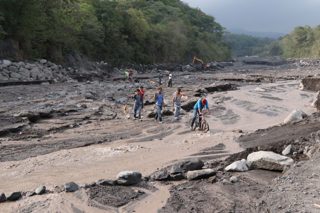 La barranca El Jute ha sido afectada con lahares lo que causa problema para vecinos de comunidades cercanas al volcán de Fuego. (Foto Prensa Libre: Carlos Paredes)