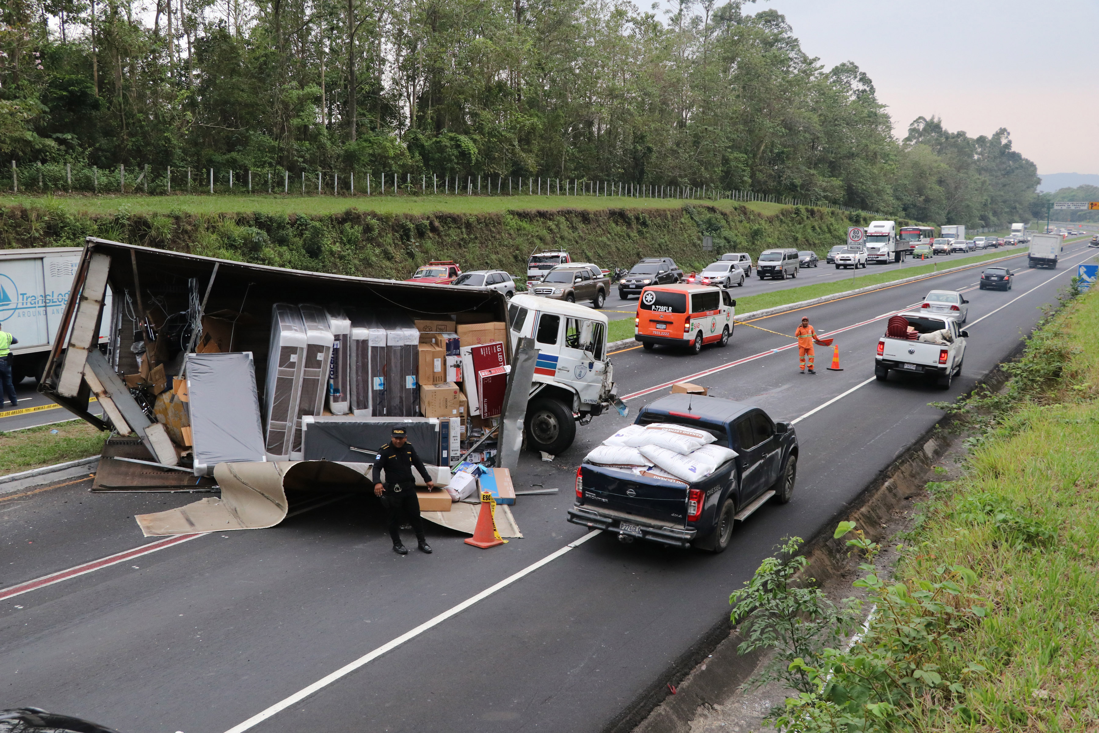 Lugar del accidente donde murió un hombre y una mujer en el kilómetro 50 de la autopista Palín-Escuintla. (Foto Prensa Libre: Enrique Paredes).

